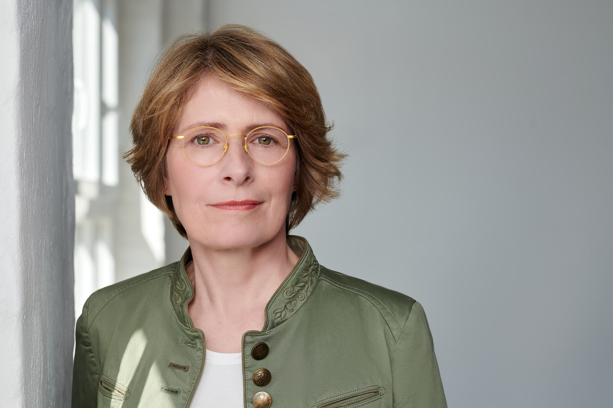 Frauke_Bataille_Portrait_business_casual_Web_Fotograf_Alexander_Klebe