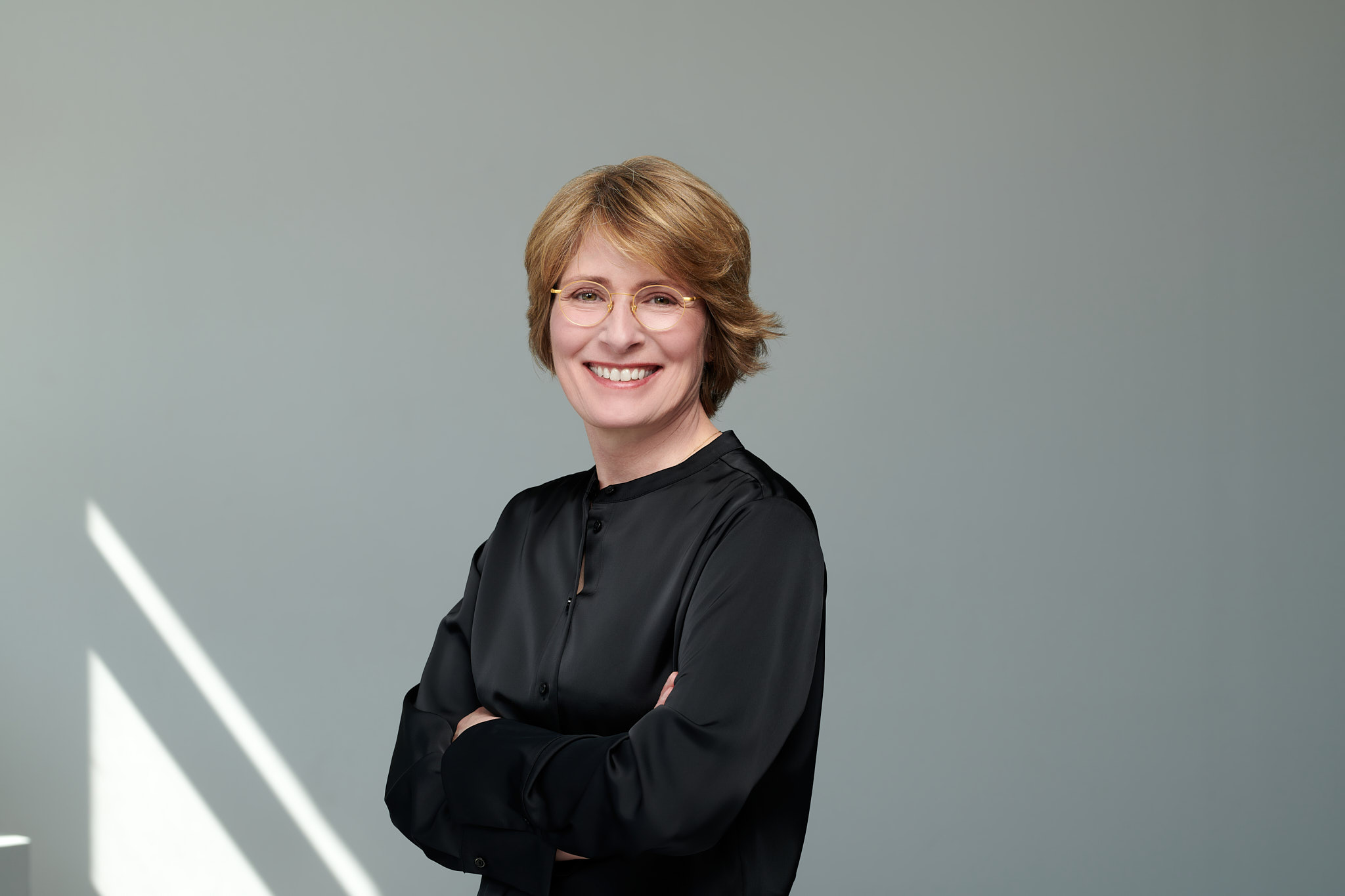 Frauke_Bataille_Portrait_halbnah_laechelnd_Web_Fotograf_Alexander_Klebe