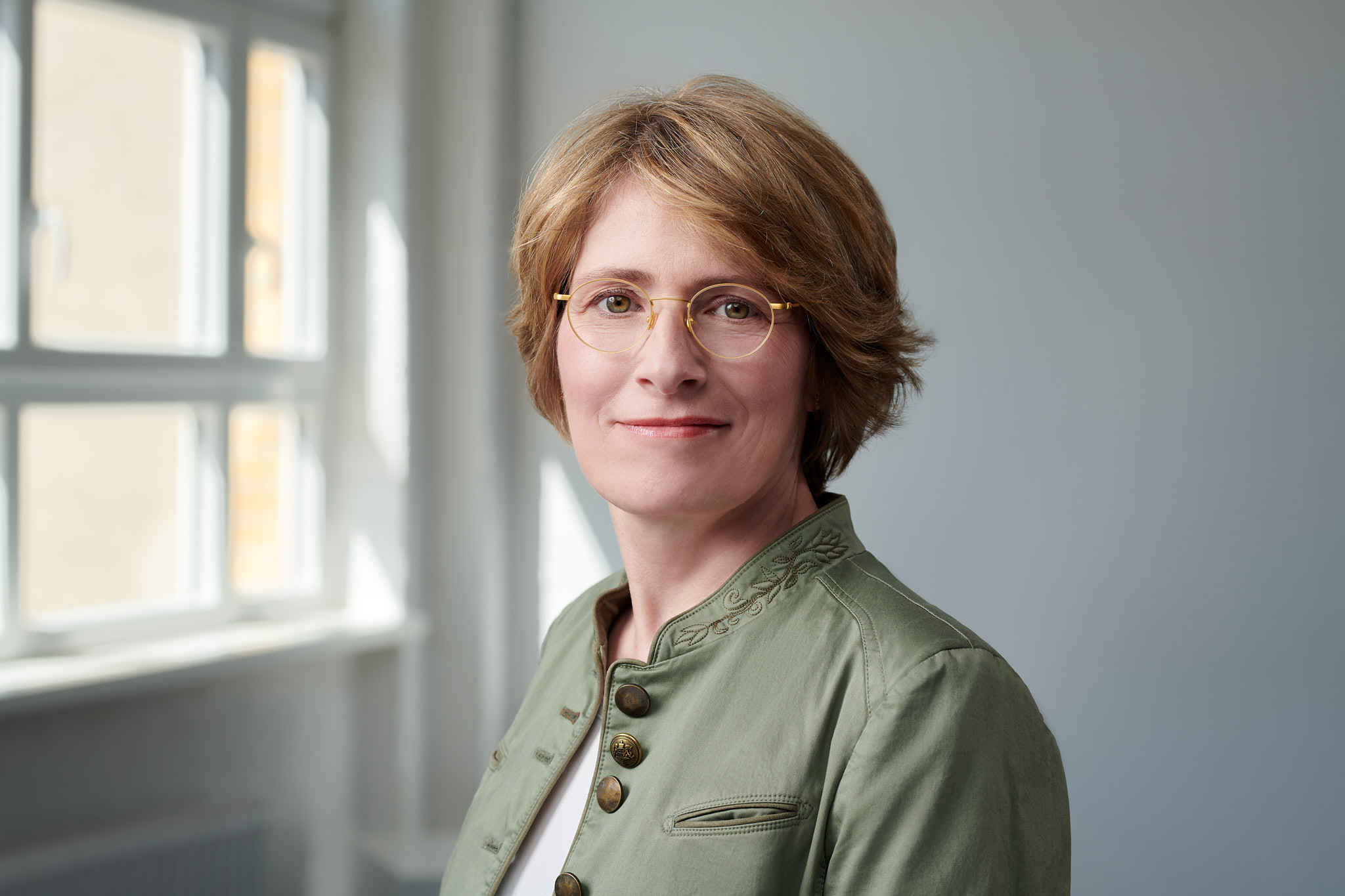 Frauke_Bataille_Portrait_seitlich_business_casual_Web_Fotograf_Alexander_Klebe