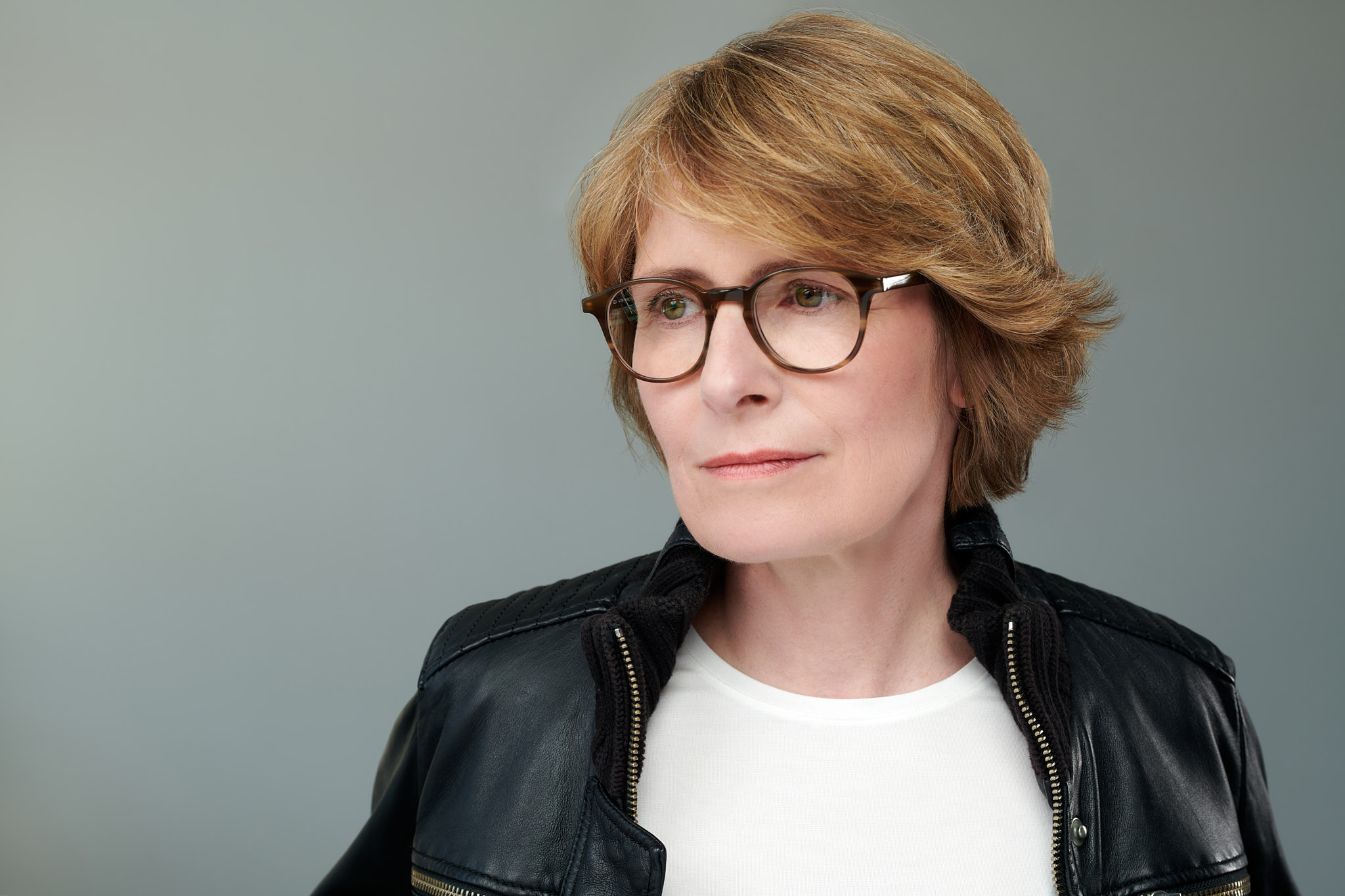 Frauke_Bataille_Portrait_seitlich_fokussiert_Web_Fotograf_Alexander_Klebe